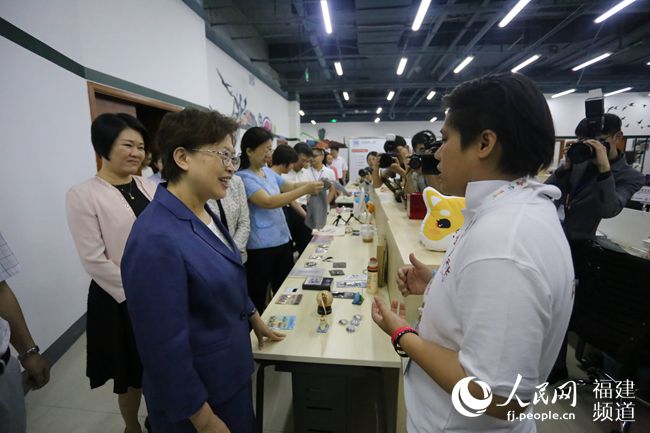 黃曉薇與臺灣來陸創(chuàng)業(yè)女青年交談