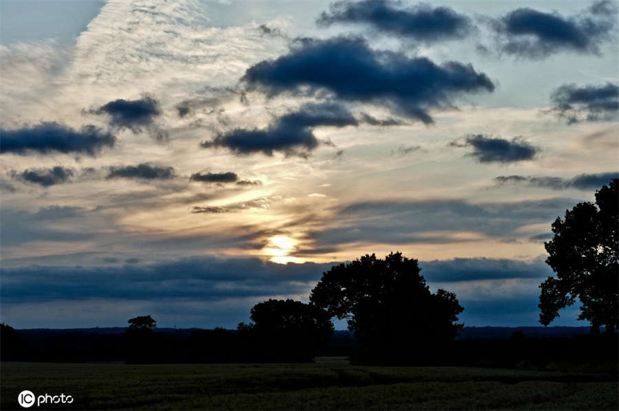 英國(guó)黃昏雲(yún)霞滿天 天空呈現(xiàn)斑駁景象