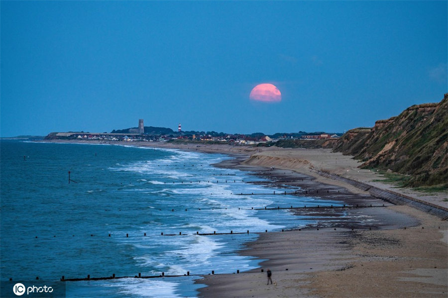 英國(guó)夜空純淨(jìng) 滿月升起美如畫