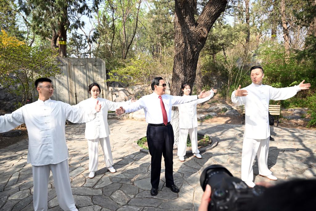 4月9日，在北京大學(xué)未名湖畔，馬英九與北大師生共同練習(xí)太極拳。新華社記者 陳曄華 攝