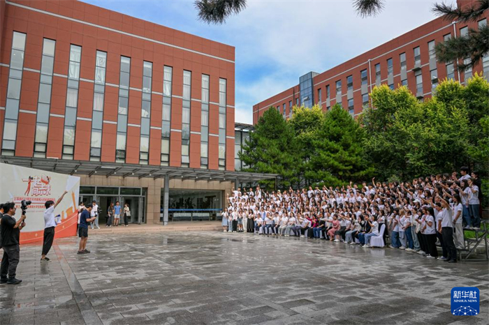 8月20日，參加第三十屆海峽兩岸大學生新聞營的師生們合影。新華社記者 連振 攝