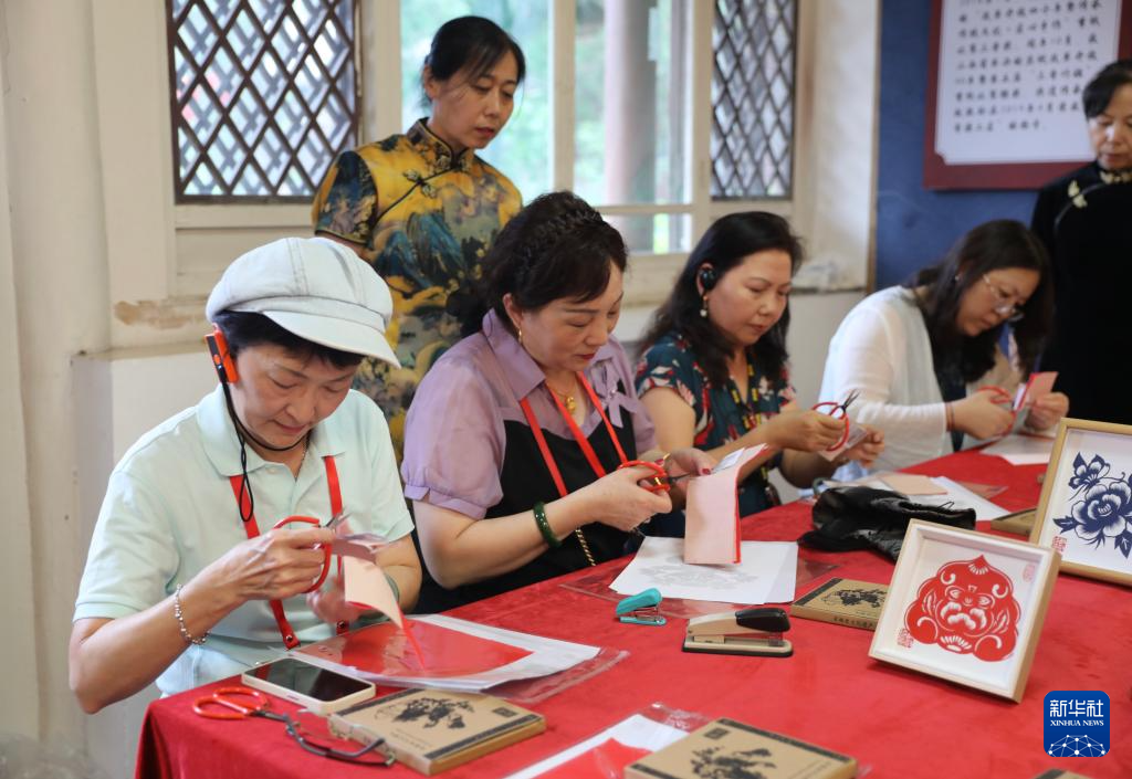 8月21日，來自晉臺兩地的女企業(yè)家們體驗(yàn)非遺剪紙。新華社記者 樊欣陽 攝